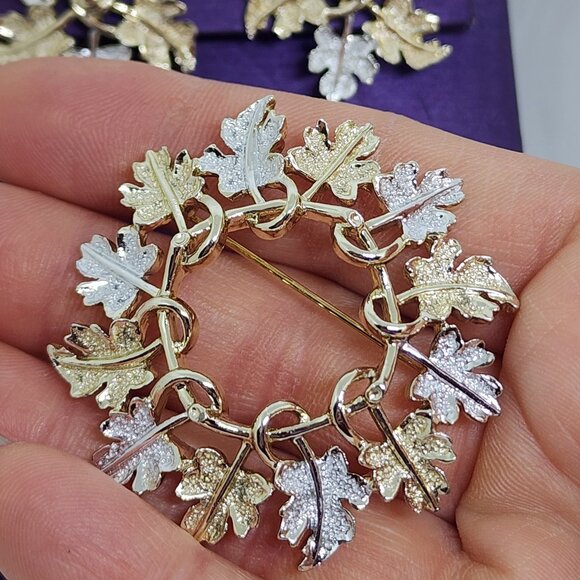 Sarah Coventry Silver Gold Holiday Christmas Wreath Pin & Clip Earrings Set - Picture 10 of 13